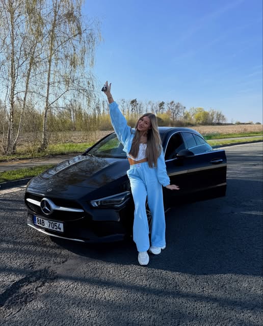 Eliška u auta