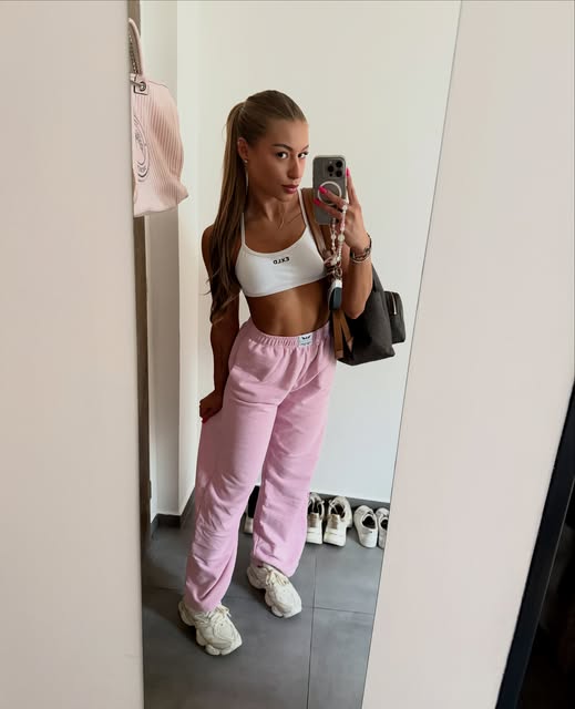 Eliška ve fitness outfitu